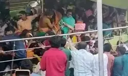 वेंकटेश्वर मंदिर भगदड़ हादसा : आंध्रप्रदेश सीएम ने श्रद्धालुओं की मौत पर जताया शोक, बोले- पीड़ित परिवारों के साथ खड़ी है सरकार वेंकटेश्वर मंदिर भगदड़ हादसा : आंध्रप्रदेश सीएम ने श्रद्धालुओं की मौत पर जताया शोक, बोले- पीड़ित परिवारों के साथ खड़ी है सरकार