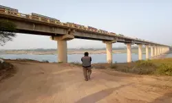 आज नदी बिल्कुल उदास थी