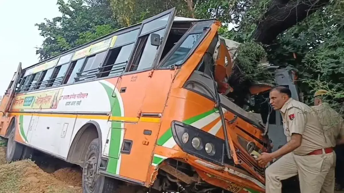 बड़वानी में बड़ा हादसा, भोपाल आ रही बस अनियंत्रित होकर पलटी, 16 यात्री घायल बड़वानी में बड़ा हादसा, भोपाल आ रही बस अनियंत्रित होकर पलटी, 16 यात्री घायल