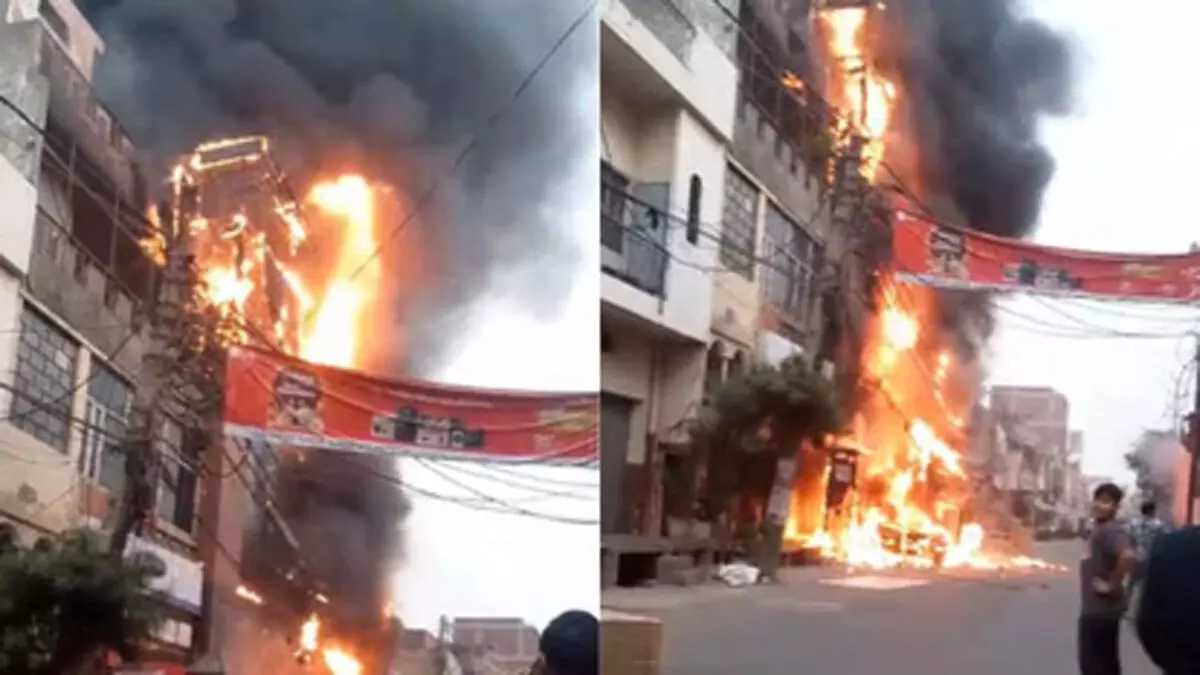 गाजियाबाद के शोरूम में भीषण आग, कई वाहन जलकर खाक गाजियाबाद के शोरूम में भीषण आग, कई वाहन जलकर खाक