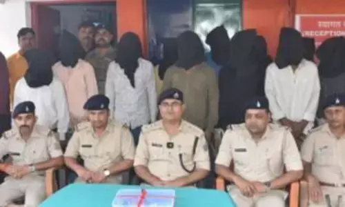 बोकारो में नकली विदेशी शराब फैक्ट्री पर छापा, 11 गिरफ्तार, 17 लाख की शराब और 13 लग्जरी गाड़ियां जब्त