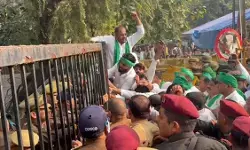 नोएडा अथॉरिटी दफ्तर के बाहर किसानों का हंगामा, सुरक्षाकर्मियों से हुई झड़प