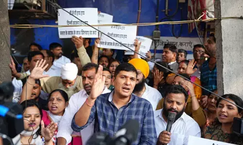 दिल्ली में आम आदमी पार्टी का प्रदर्शन, मोहल्ला क्लीनिक बंद करने पर सरकार को घेरा