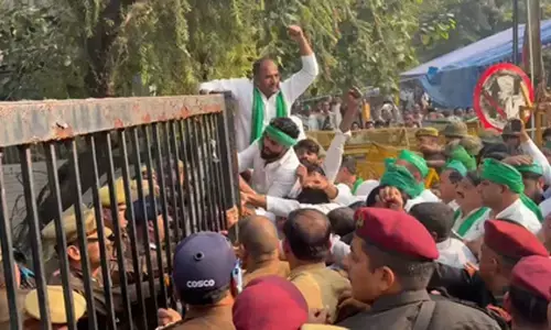 नोएडा अथॉरिटी दफ्तर के बाहर किसानों का हंगामा, सुरक्षाकर्मियों से हुई झड़प