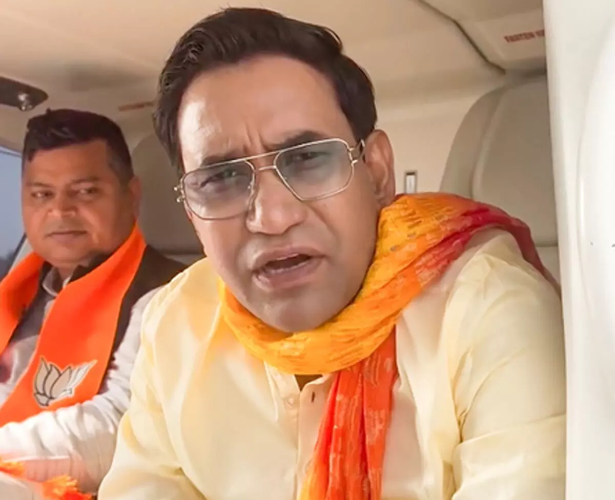 बिहार चुनाव में जुबानी जंग: निरहुआ का राहुल गांधी और खेसारी पर तीखा हमला बिहार चुनाव में जुबानी जंग: निरहुआ का राहुल गांधी और खेसारी पर तीखा हमला