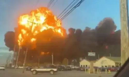 अमेरिका में बड़ा विमान हादसा : टेकऑफ के तुरंत बाद UPS कार्गो प्लेन क्रैश, 4 की मौत