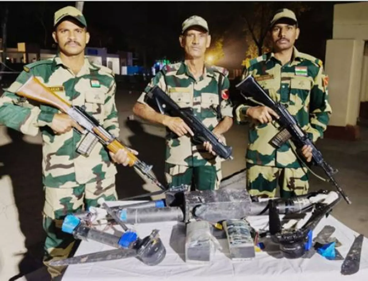 पंजाब : बीएसएफ ने तस्करी के प्रयासों को किया नाकाम, क्वाडकॉप्टर और हेरोइन बरामद