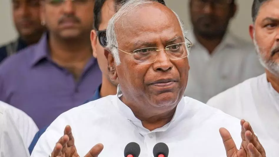 खरगे-प्रियंका ने मतदाताओं से की अपील, कहा- वोट देकर अपने अधिकार का प्रयोग करें और बिहार को बदलाव की एक नई दिशा प्रदान करे खरगे-प्रियंका ने मतदाताओं से की अपील, कहा- वोट देकर अपने अधिकार का प्रयोग करें और बिहार को बदलाव की एक नई दिशा प्रदान करे