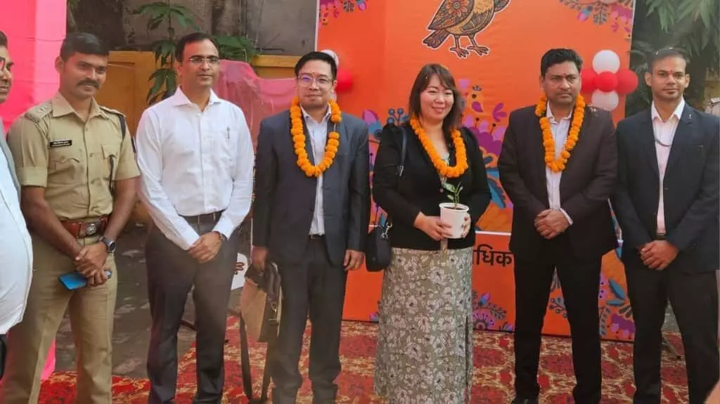 बिहार विधानसभा चुनाव : 7 देशों के 16 प्रतिनिधि पटना पहुंचे , पहले चरण की व्यवस्था का लिया जायज़ा बिहार विधानसभा चुनाव : 7 देशों के 16 प्रतिनिधि पटना पहुंचे , पहले चरण की व्यवस्था का लिया जायज़ा