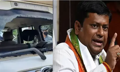पश्चिम बंगाल: केंद्रीय मंत्री सुकांत मजूमदार के काफिले पर हमला पश्चिम बंगाल: केंद्रीय मंत्री सुकांत मजूमदार के काफिले पर हमला