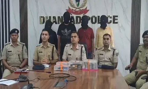 वासेपुर के गैंगस्टर प्रिंस खान के गुर्गों के ठिकानों से 17 लाख और जमीन-जायदाद के 70 डीड बरामद, चार गिरफ्तार