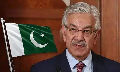 पाकिस्तान के रक्षा मंत्री ने अफगानिस्तान को दी चेतावनी, कहा -अगर बातचीत असफल होती है तो बिगड़ेंगे हालात