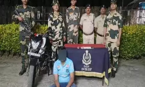 बीएसएफ, आरपीएफ ने तस्कर को किया गिरफ्तार, 30 लाख रुपए का सोना जब्त बीएसएफ, आरपीएफ ने तस्कर को किया गिरफ्तार, 30 लाख रुपए का सोना जब्त