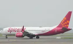 कोलकाता जा रहे स्पाइसजेट के विमान के इंजन में आई खराबी, करानी पड़ी इमरजेंसी लैंडिंग, सभी यात्री सुरक्षित कोलकाता जा रहे स्पाइसजेट के विमान के इंजन में आई खराबी, करानी पड़ी इमरजेंसी लैंडिंग, सभी यात्री सुरक्षित