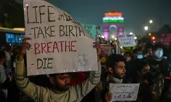 दिल्ली में प्रदूषण से त्रस्त जनता बोली, हमें सांस लेने दो