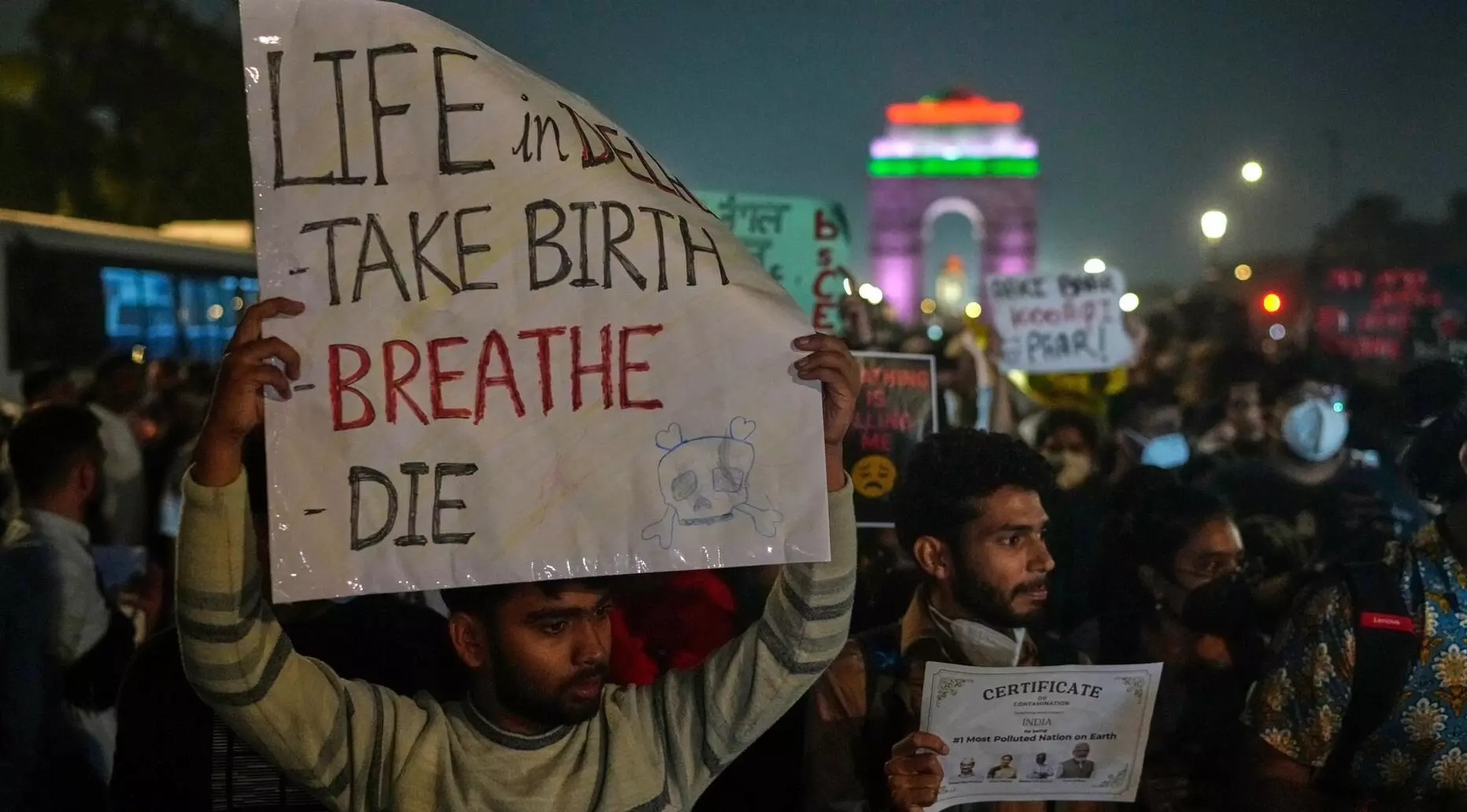 दिल्ली में प्रदूषण से त्रस्त जनता बोली, हमें सांस लेने दो