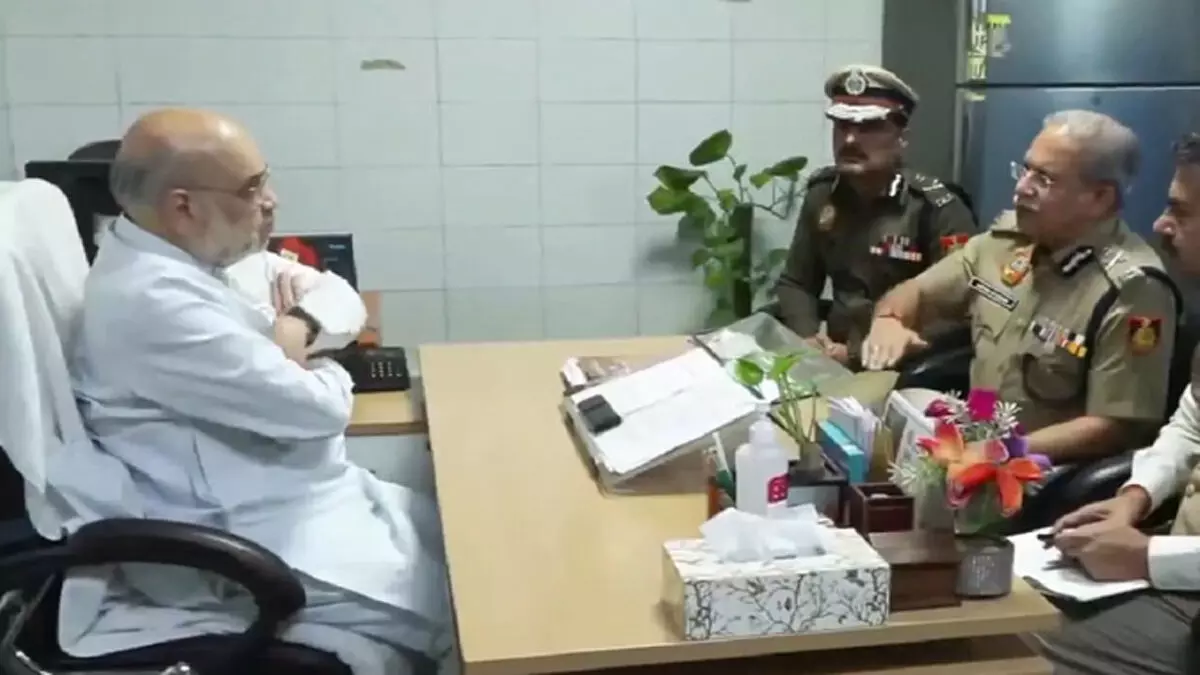 दिल्ली कार विस्फोट में 10 की मौत, गृह मंत्री ने कहा- गहन जांच होगी दिल्ली कार विस्फोट में 10 की मौत, गृह मंत्री ने कहा- गहन जांच होगी