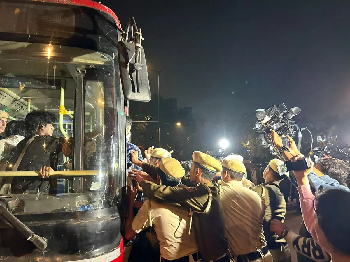 प्रदूषण पर विरोध और गिरफ्तारी प्रदूषण पर विरोध और गिरफ्तारी