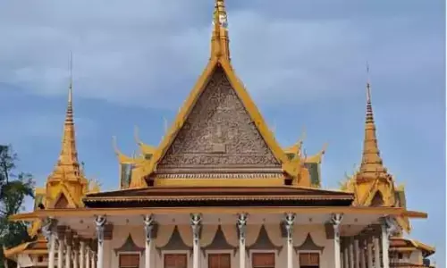 शी चिनफिंग ने कंबोडिया की स्वतंत्रता की 72वीं वर्षगांठ पर बधाई संदेश भेजा