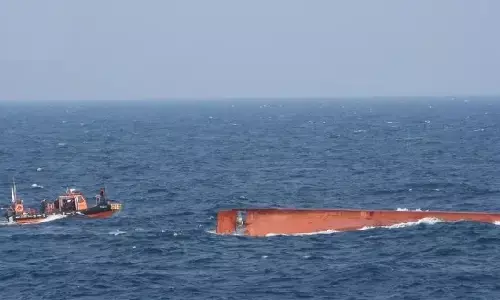 दक्षिण कोरिया : चीन की नाव पलटी, 2 नाविकों को बचाया गया, जबकि नौ लापता