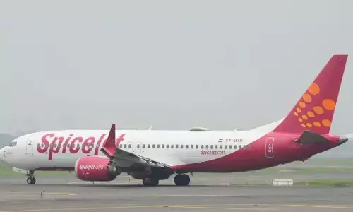 कोलकाता जा रहे स्पाइसजेट के विमान के इंजन में आई खराबी, करानी पड़ी इमरजेंसी लैंडिंग, सभी यात्री सुरक्षित