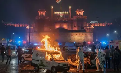 लाल किले के पास कार में तेज धमाका, 10 लोगों की मौत दो दर्जन से अधिक लोग घायल लाल किले के पास कार में तेज धमाका, 10 लोगों की मौत दो दर्जन से अधिक लोग घायल