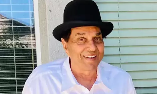 बेटे सनी देओल की टीम ने दी धर्मेंद्र की हेल्थ अपडेट, कहा- अभिनेता के लिए दुआ करें बेटे सनी देओल की टीम ने दी धर्मेंद्र की हेल्थ अपडेट, कहा- अभिनेता के लिए दुआ करें