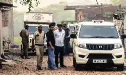 फरीदाबाद विस्फोटक बरामदगी में गिरफ्तार डॉ के परिवार ने किया दावा, आतंकी गतिविधियों में शामिल होने का नहीं मिला कोई संकेत फरीदाबाद विस्फोटक बरामदगी में गिरफ्तार डॉ के परिवार ने किया दावा, आतंकी गतिविधियों में शामिल होने का नहीं मिला कोई संकेत