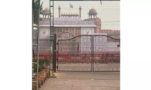 लाल किला ब्लास्ट मामला : विस्फोट के बाद कई मार्केट बंद, सबूतों की तलाश में जुटी पुलिस लाल किला ब्लास्ट मामला : विस्फोट के बाद कई मार्केट बंद, सबूतों की तलाश में जुटी पुलिस