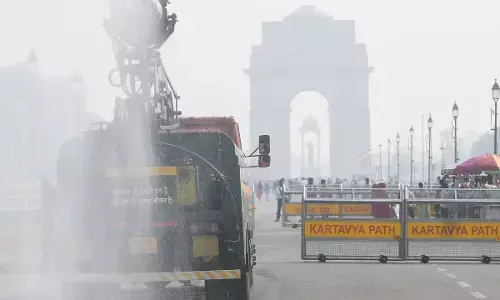 दिल्ली की हवा फिर बनी जहरीली, एक्यूआई 400 के पार दिल्ली की हवा फिर बनी जहरीली, एक्यूआई 400 के पार