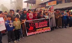 दिल्ली विस्फोट की निंदा में कश्मीर के विभिन्न जिलों में कैंडल मार्च, पीड़ितों को श्रद्धांजलि देने के लिए निकाला मौन मार्च