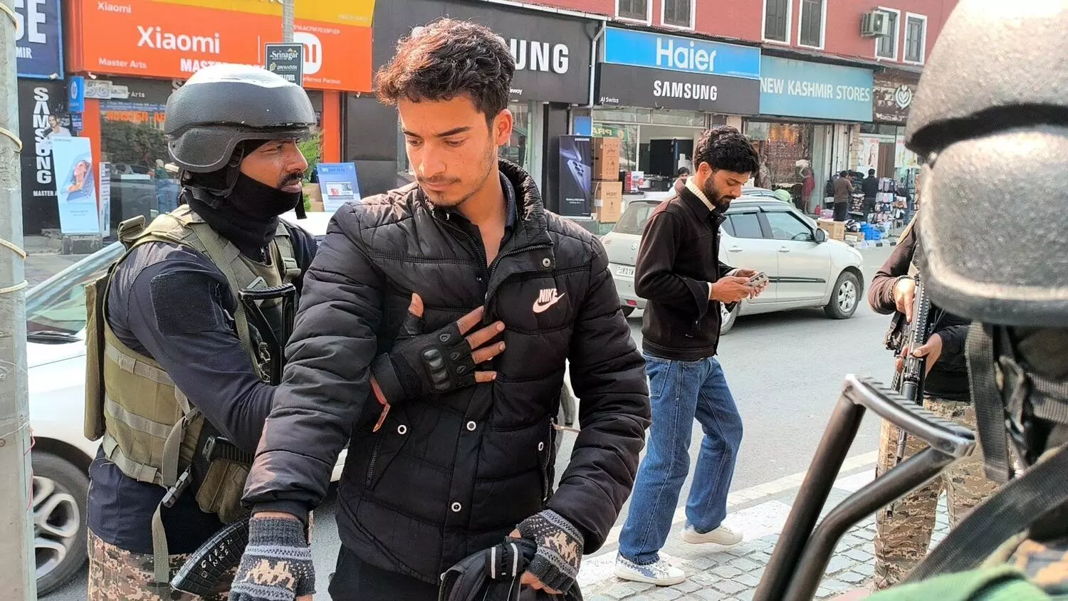 बारामूला पुलिस ने आतंकी समर्थन नेटवर्क को ध्वस्त करने के लिए व्यापक कार्रवाई की शुरू