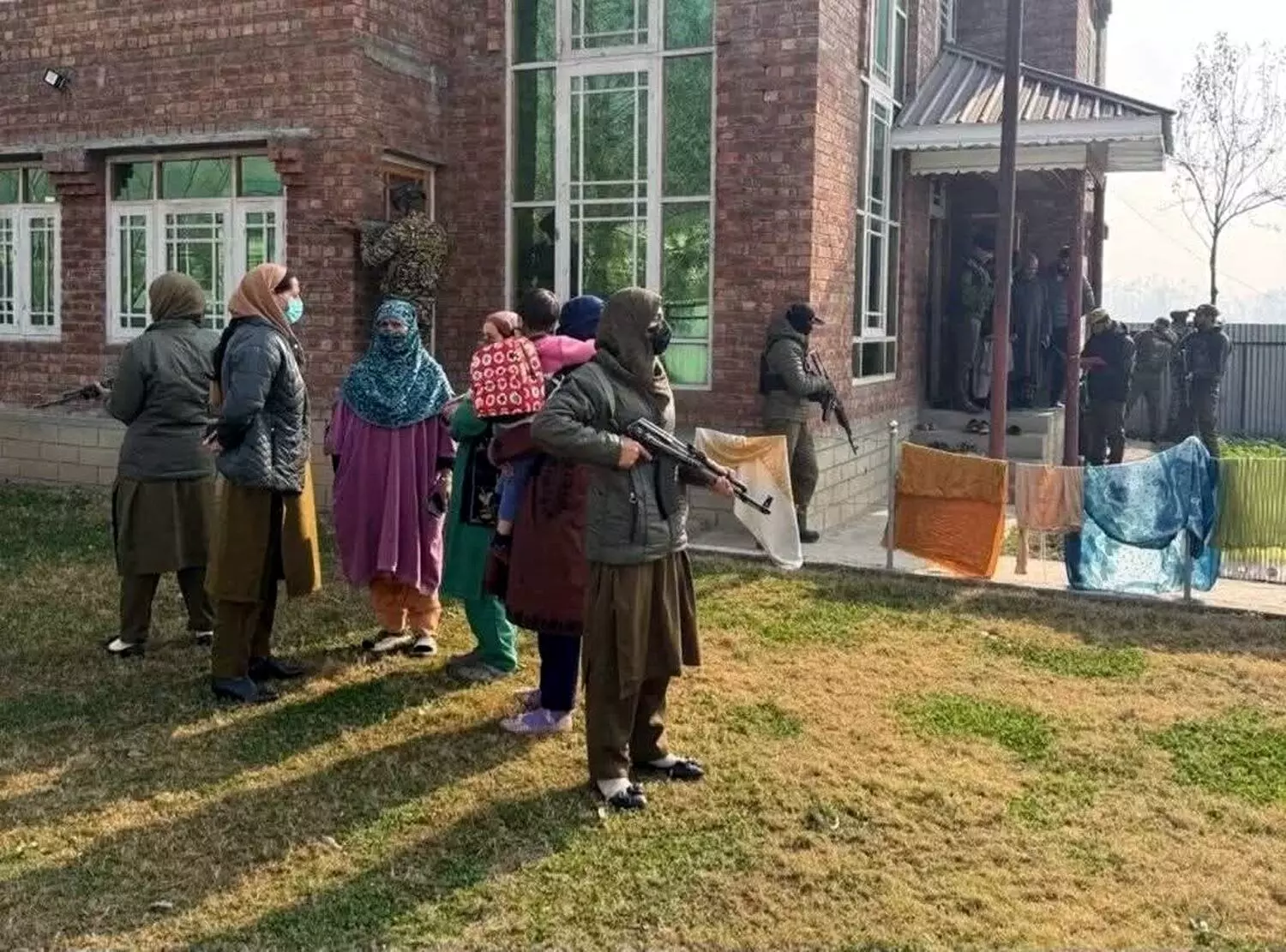 बारामूला पुलिस ने आतंकी समर्थन नेटवर्क को ध्वस्त करने के लिए व्यापक कार्रवाई की शुरू