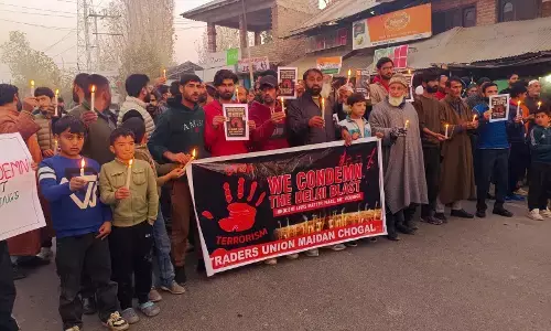 दिल्ली विस्फोट की निंदा में कश्मीर के विभिन्न जिलों में कैंडल मार्च, पीड़ितों को श्रद्धांजलि देने के लिए निकाला मौन मार्च