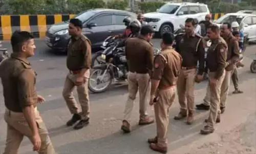 नोएडा के नाले में मिले संदिग्ध अवशेष, पुलिस जांच में जुटी नोएडा के नाले में मिले संदिग्ध अवशेष, पुलिस जांच में जुटी
