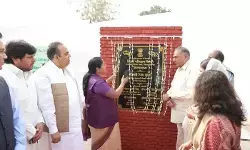 दिल्ली में 50 नई इलेक्ट्रिक बसें शुरू, सीएम रेखा गुप्ता ने स्वचालित वाहन परीक्षण स्टेशन की आधारशिला रखी