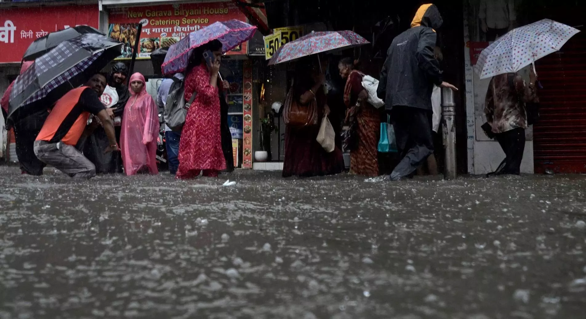 मुंबई का मॉनसून अब जानलेवा: गरीबों पर सबसे बड़ा खतरा मुंबई का मॉनसून अब जानलेवा: गरीबों पर सबसे बड़ा खतरा