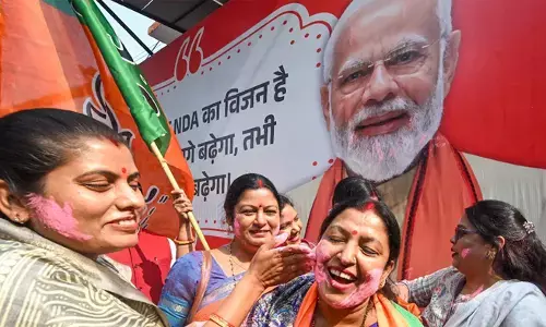 बिहार चुनाव में एनडीए की भारी बढ़त पर महिलाओं का जश्न बिहार चुनाव में एनडीए की भारी बढ़त पर महिलाओं का जश्न