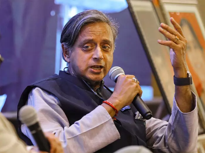 शशि थरूर को मिलेगा वीर सावरकर अवॉर्ड? कांग्रेस सांसद ने किया बड़ा खुलासा शशि थरूर को मिलेगा वीर सावरकर अवॉर्ड? कांग्रेस सांसद ने किया बड़ा खुलासा