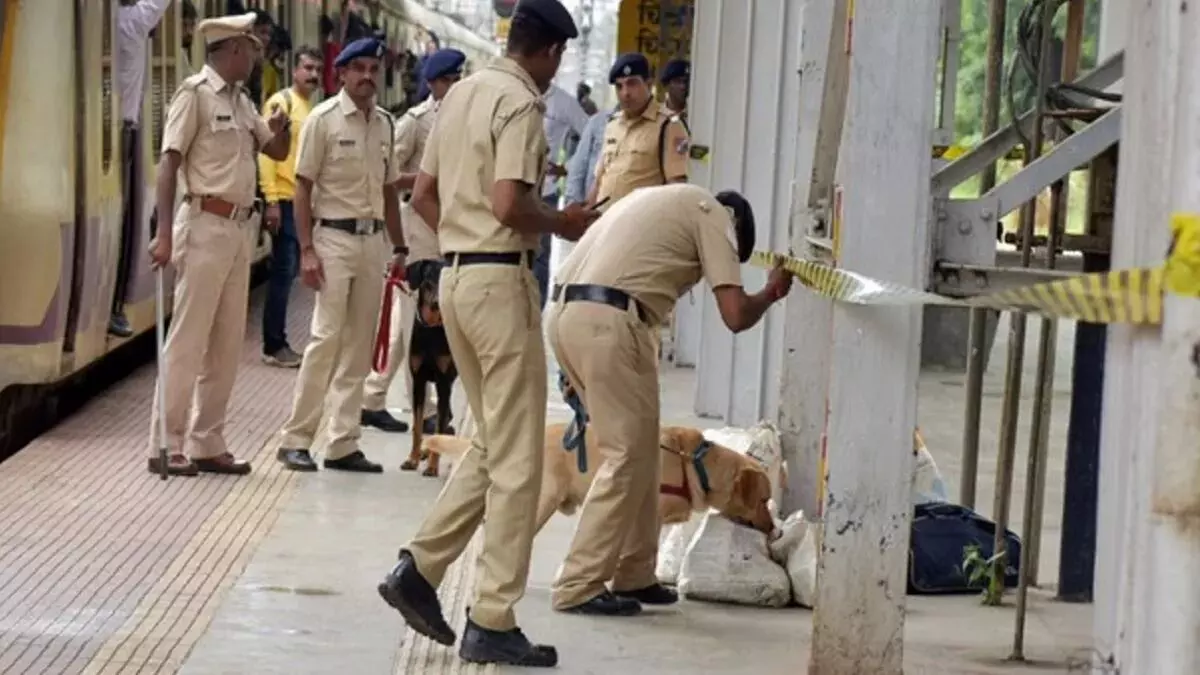 मुंबई : नेवल डॉक पर आतंकवादी हमले की मिली धमकी भरी कॉल , सुरक्षा एजेंसियां अलर्ट मोड पर मुंबई : नेवल डॉक पर आतंकवादी हमले की मिली धमकी भरी कॉल , सुरक्षा एजेंसियां अलर्ट मोड पर