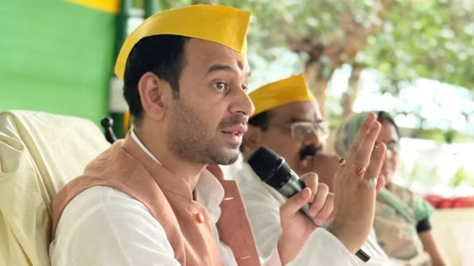 तेज प्रताप ने बहन रोहिणी से जुड़े विवाद पर दी कड़ी प्रतिक्रिया, बोले- इस अन्याय का परिणाम बेहद भयावह होगा तेज प्रताप ने बहन रोहिणी से जुड़े विवाद पर दी कड़ी प्रतिक्रिया, बोले- इस अन्याय का परिणाम बेहद भयावह होगा