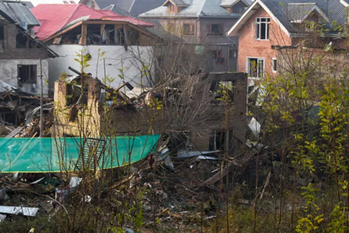 एनएसजी फोरेंसिक विशेषज्ञ टीम ने कश्मीर के नौगाम विस्फोट स्थल का दौरा किया एनएसजी फोरेंसिक विशेषज्ञ टीम ने कश्मीर के नौगाम विस्फोट स्थल का दौरा किया