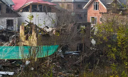 एनएसजी फोरेंसिक विशेषज्ञ टीम ने कश्मीर के नौगाम विस्फोट स्थल का दौरा किया