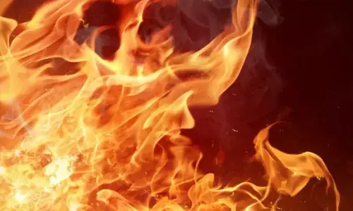 नोएडा के कृष्णा प्लाज़ा में भीषण आग, घंटों की मशक्कत के बाद काबू, जनहानि नहीं नोएडा के कृष्णा प्लाज़ा में भीषण आग, घंटों की मशक्कत के बाद काबू, जनहानि नहीं