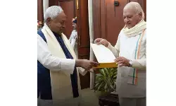 नीतीश कुमार ने राजभवन पहुंचकर सीएम पद से दिया इस्तीफा, राज्यपाल से सरकार बनाने का पेश किया दावा नीतीश कुमार ने राजभवन पहुंचकर सीएम पद से दिया इस्तीफा, राज्यपाल से सरकार बनाने का पेश किया दावा