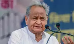 चुनाव आयोग पर गहलोत का तीखा वार, एसआईआर विवाद को बताया बड़ी गलती