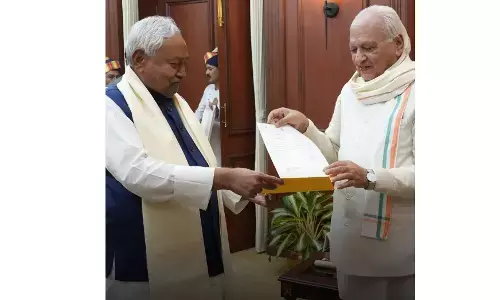 नीतीश कुमार ने राजभवन पहुंचकर सीएम पद से दिया इस्तीफा, राज्यपाल से सरकार बनाने का पेश किया दावा नीतीश कुमार ने राजभवन पहुंचकर सीएम पद से दिया इस्तीफा, राज्यपाल से सरकार बनाने का पेश किया दावा