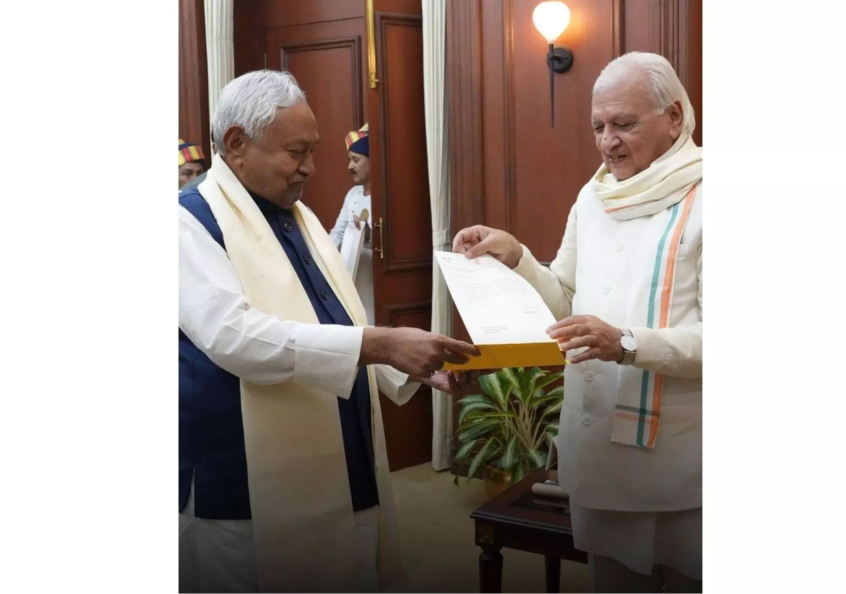 नीतीश कुमार ने राजभवन पहुंचकर सीएम पद से दिया इस्तीफा, राज्यपाल से सरकार बनाने का पेश किया दावा नीतीश कुमार ने राजभवन पहुंचकर सीएम पद से दिया इस्तीफा, राज्यपाल से सरकार बनाने का पेश किया दावा