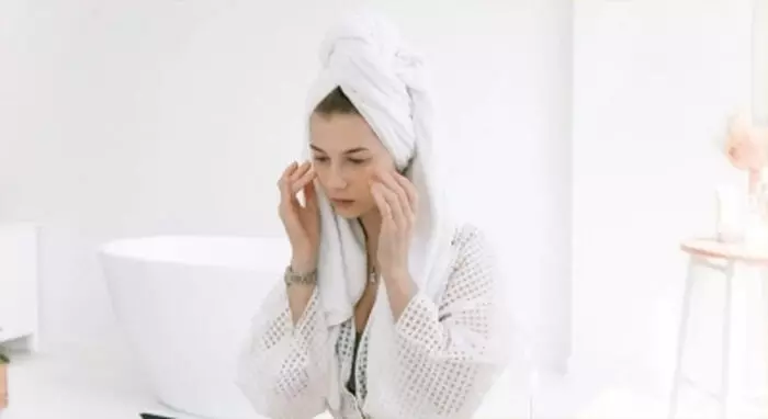 इम्युनिटी ड्रॉप कर्व: क्यों शरीर बदलते मौसम, उम्र और तनाव के समय अचानक कमजोर पड़ जाता है?