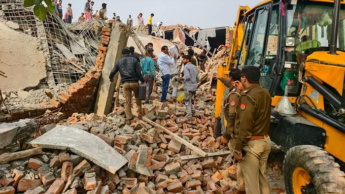 ग्रेटर नोएडा में हादसा: निर्माणाधीन मकान का लेंटर गिरा, एक की मौत, 5 मजदूर रेस्क्यू